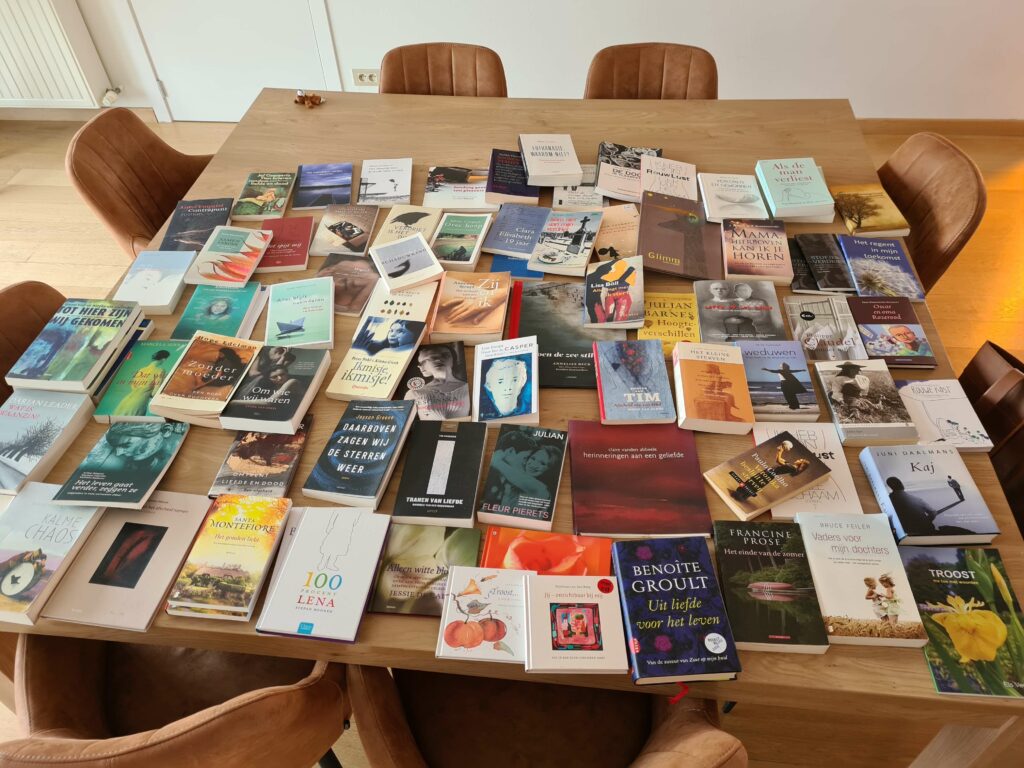 Verzameling boeken op tafel