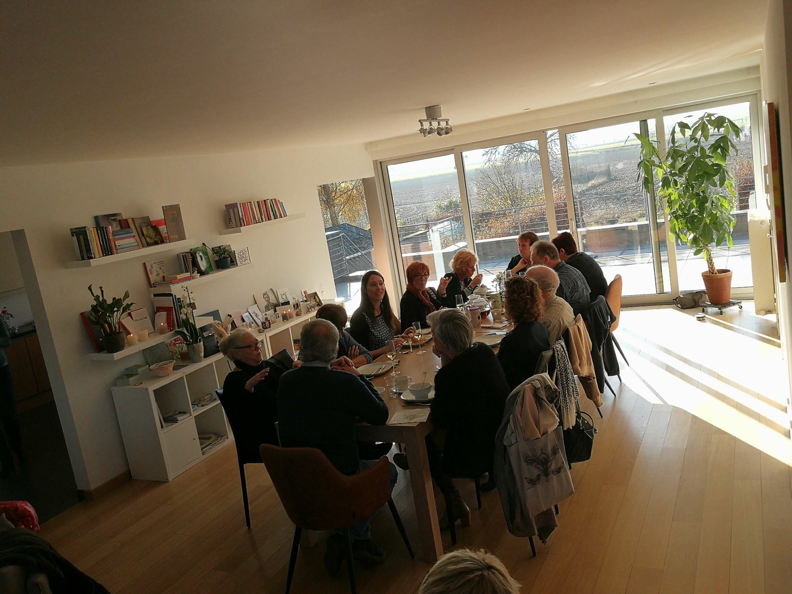 Mensen rond een tafel